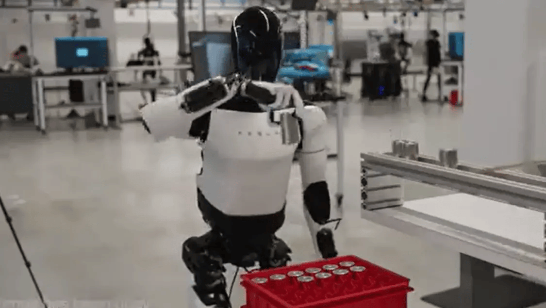 马斯克：特斯拉机器人有望在明年年底前登陆市场销售