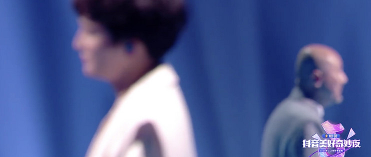 周深与腾格尔搭档演唱