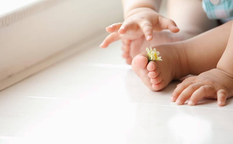 给宝宝剪指甲的误区、方法以及指甲剪