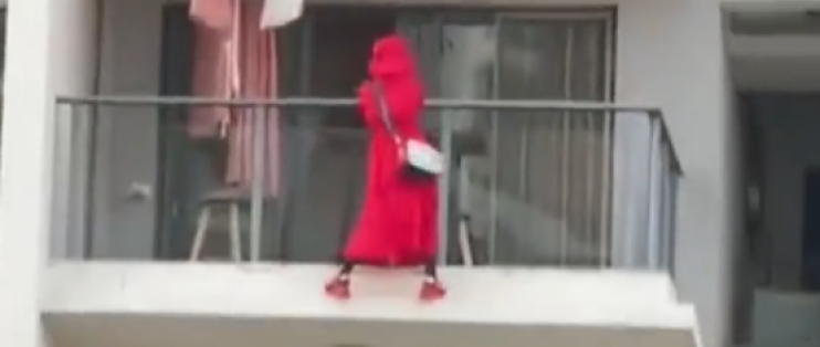 三亚一女子在高楼阳台跳舞意外坠楼，开放式阳台到底该不该封？