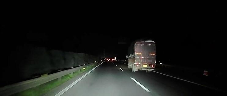 晚上开车跑高速保命技巧