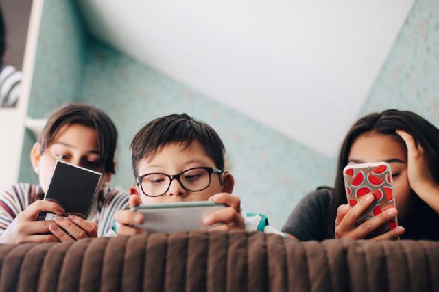 孩子沉迷玩手机，该怎么正确引导？