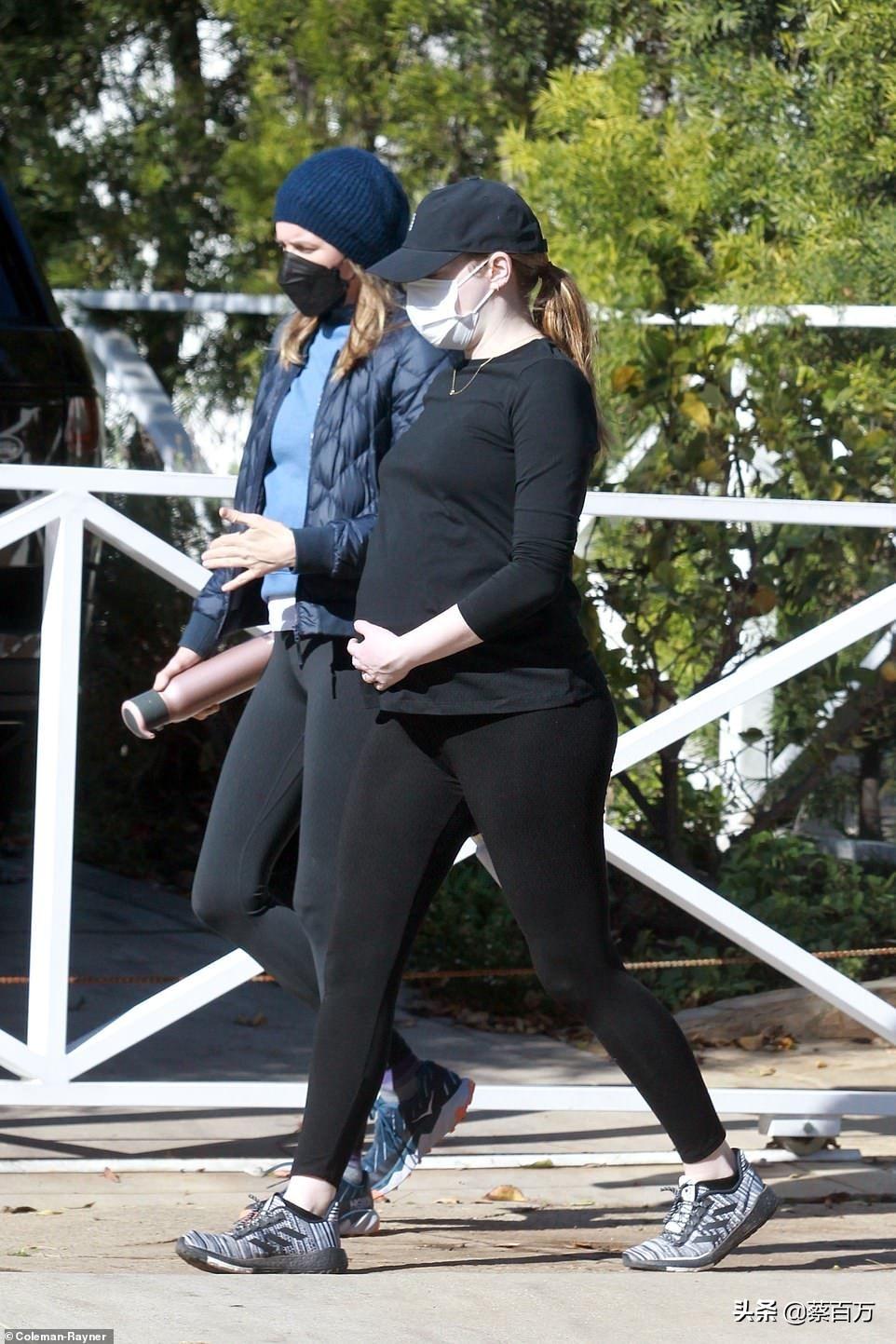 瑜伽裤鼓包大户型图片 瑜伽老师可以做到多大年龄插图