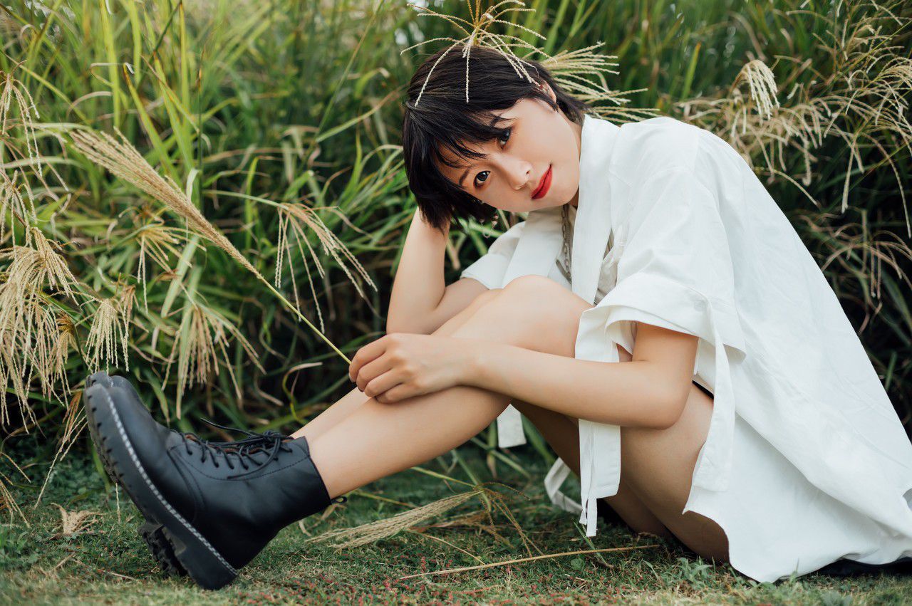 1596425461363833.jpg 769888908095782957--马丁靴 靴子 连衣裙 白色 户外 微笑 女人.jpg