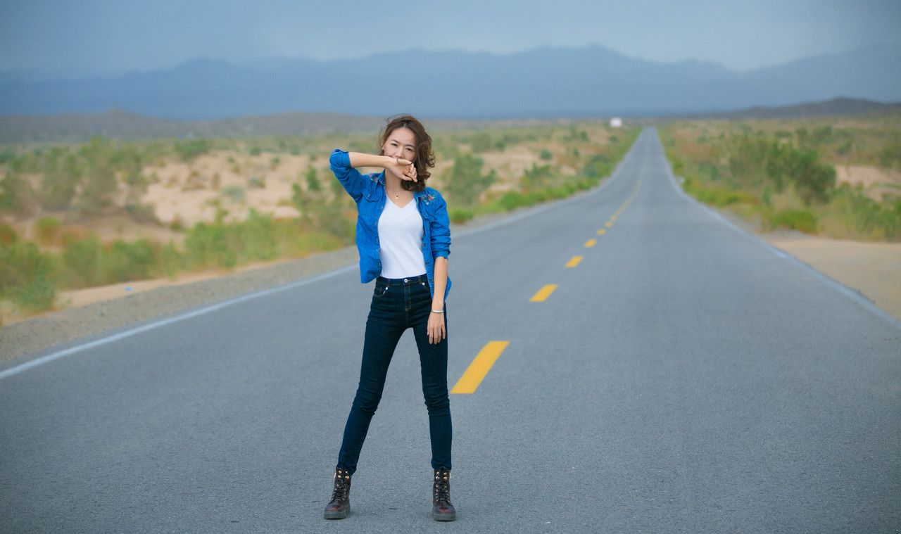 1596425472821907.jpg 441688870507773971--蓝色外套 白色T恤 v领 紧身牛仔裤 马丁靴 户外 公路.jpg