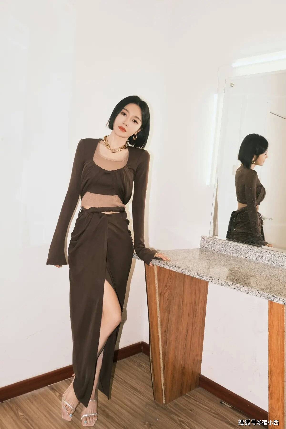 秦岚:冻龄专家!黑裙锁骨直肩,身材媲美年轻姑娘 - 丁丁打折网