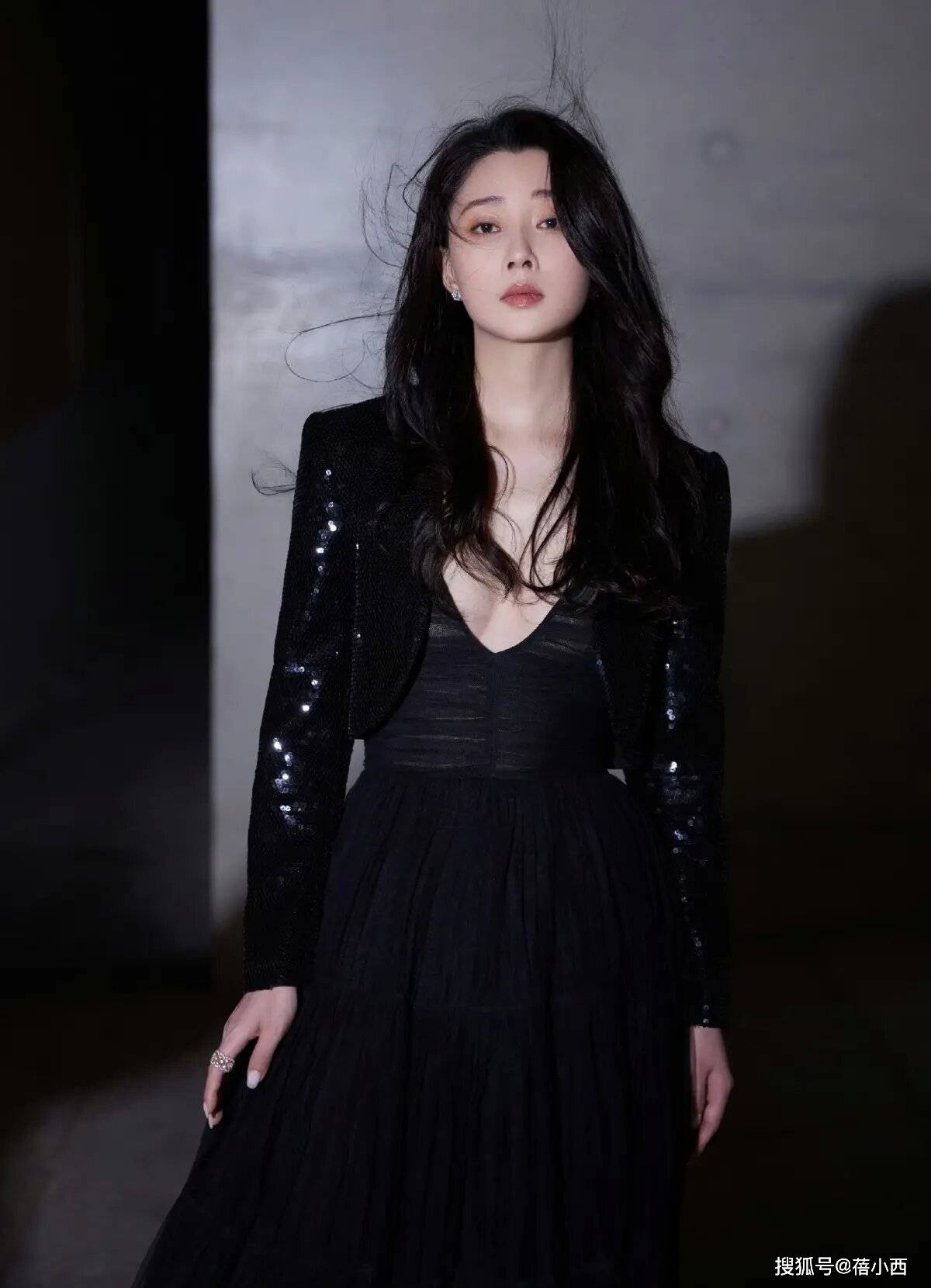 殷桃尝试了成熟的魅力搭配低胸连衣裙和闪亮外套展现白皙嫩滑的肌肤引