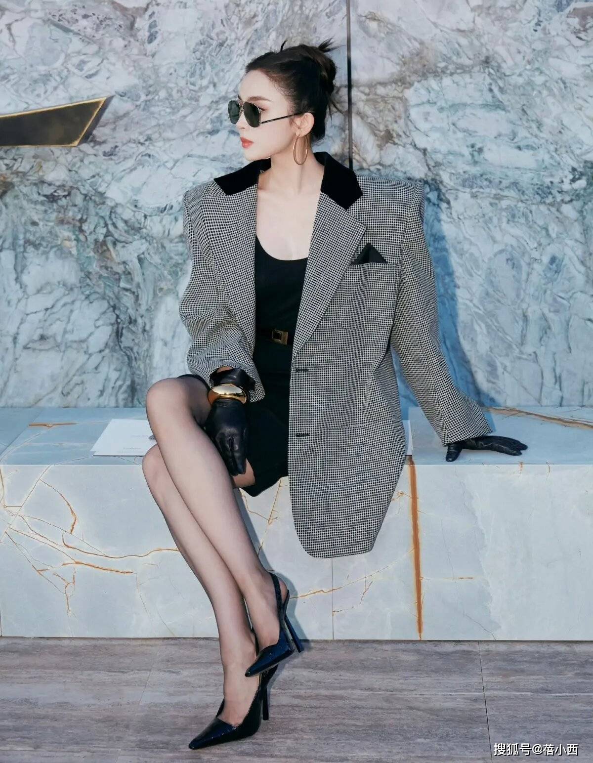 娜扎搭配廓形西装,展现细细的丝袜美腿,全身完美无瑕 - 丁丁打折网