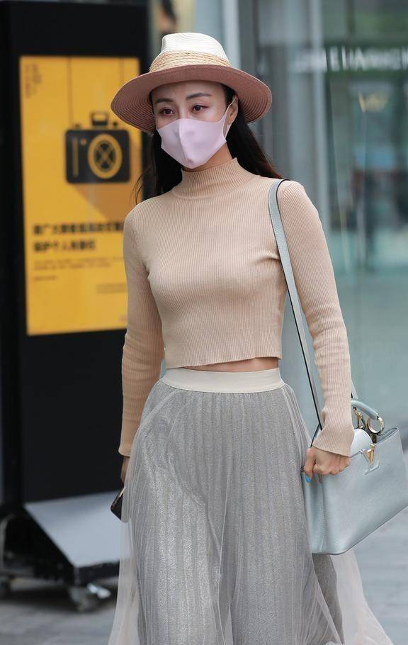 秋日时尚穿搭:轻盈针织衫搭配高腰半身裙,展现简约优雅与气质 - 丁丁