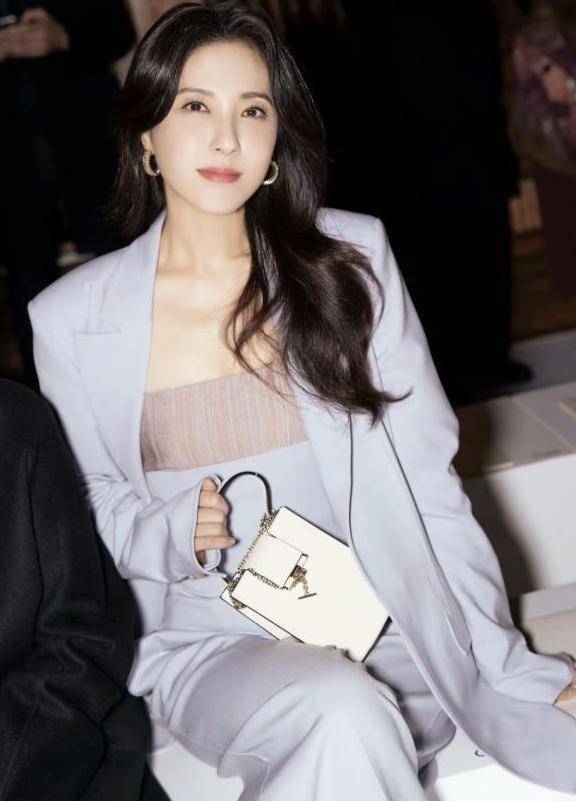 夏日时尚吊带衫与高腰牛仔裤轻松搭配展现个人气质