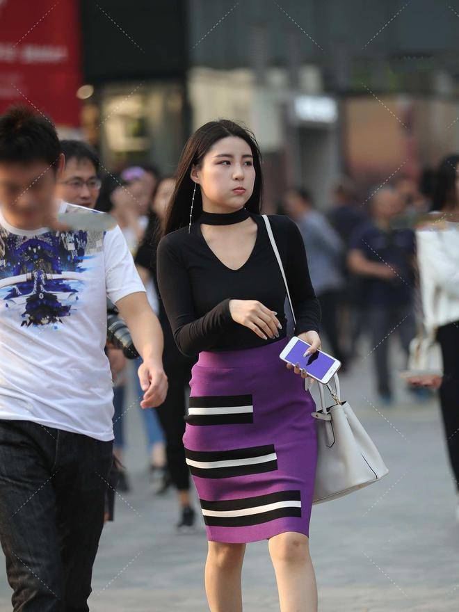 融合黑色沉稳和紫色高级神秘提升穿搭档次