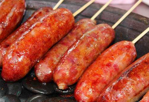 90后美女改变策略,烤肠售价5元却遇冷,需再调整营销策略 - 丁丁打折网