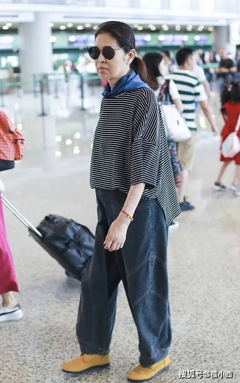 倪萍瘦身后真时髦，穿条纹T恤+阔腿裤走机场，戴猫咪墨镜不像65岁