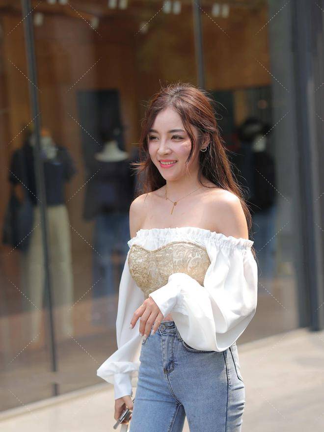 街拍：牛仔裤好看又百搭，搭配一字肩上衣很经典，百搭时尚