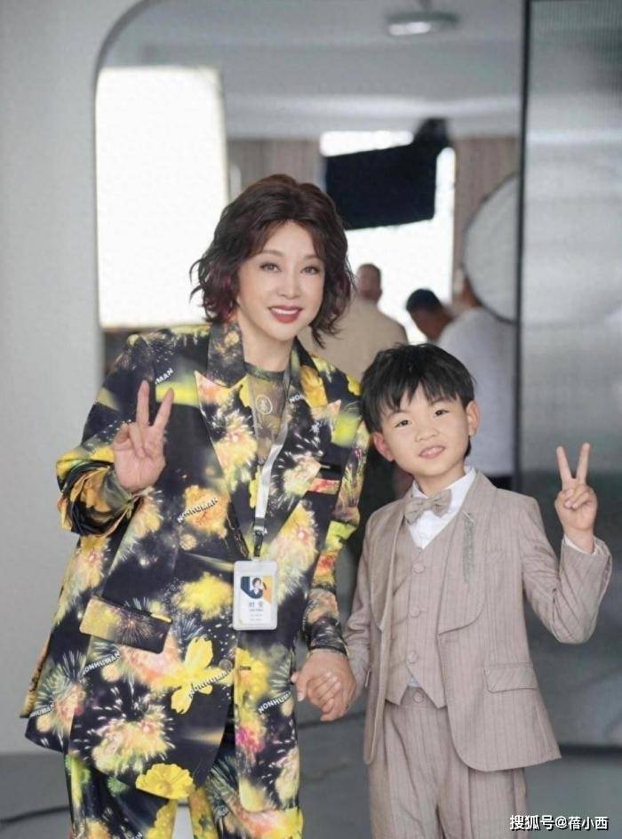 74岁刘晓庆新剪了短发减龄35岁，穿西装+阔腿裤，美得像换了个人