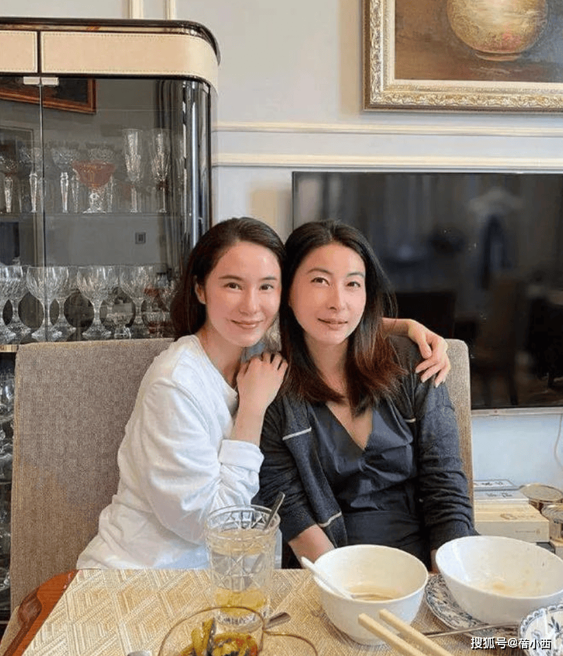 郭晶晶与闺蜜在豪宅里聚会！穿V领衬衫+针织衫，高级、显贵又松弛