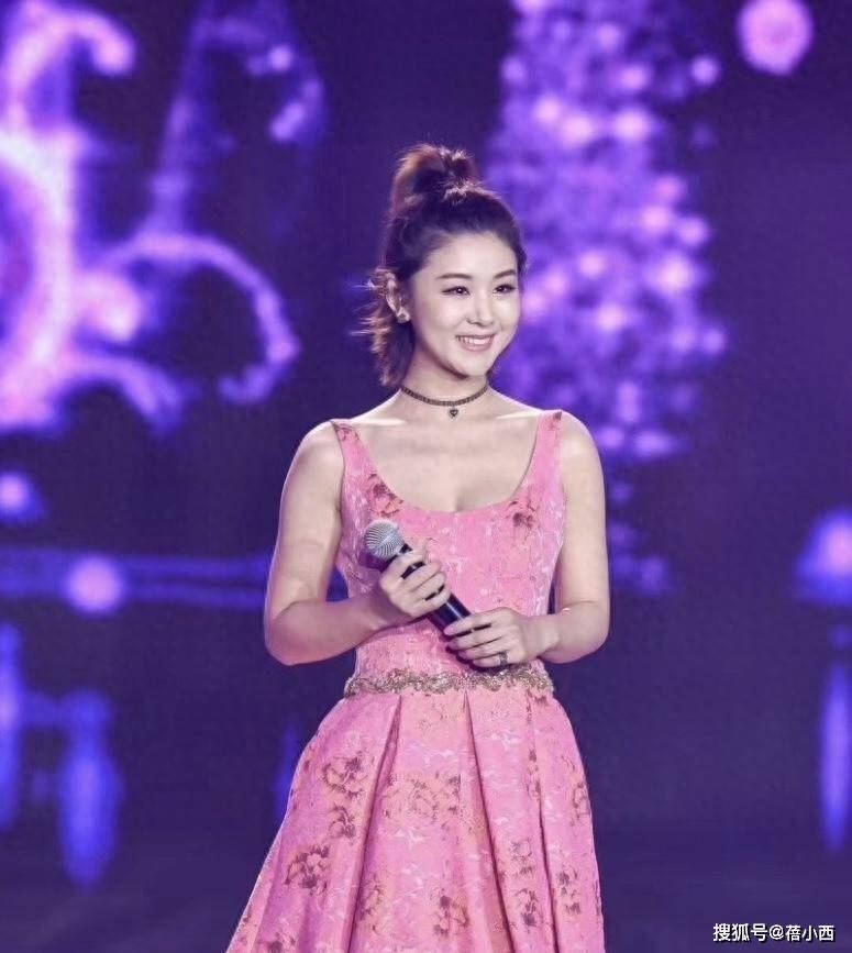 “李小萌”终于换了风格！穿小粉裙嫩得像个水蜜桃，真让人心动！