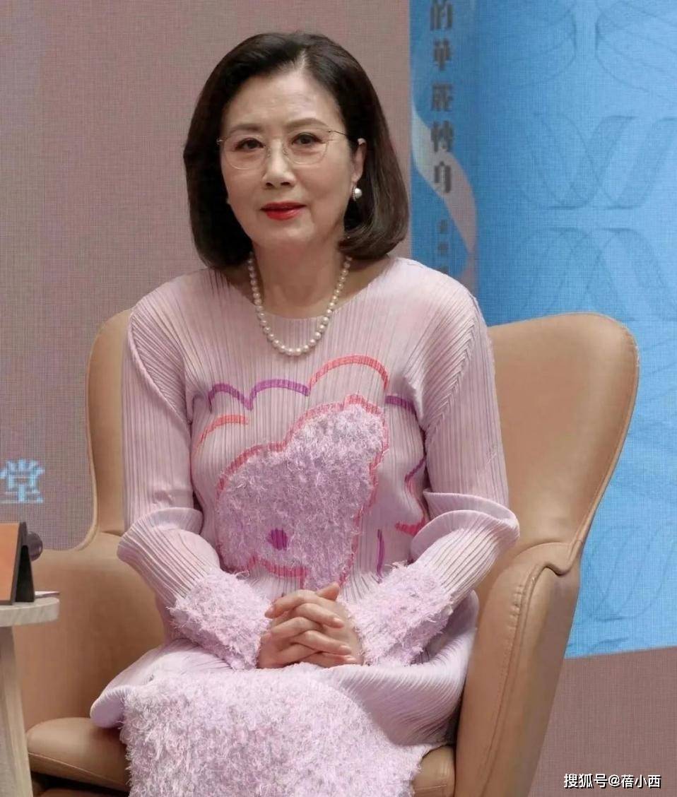 77岁汪明荃比赵雅芝更年轻，穿粉裙+波波头似少妇，自然老才优雅