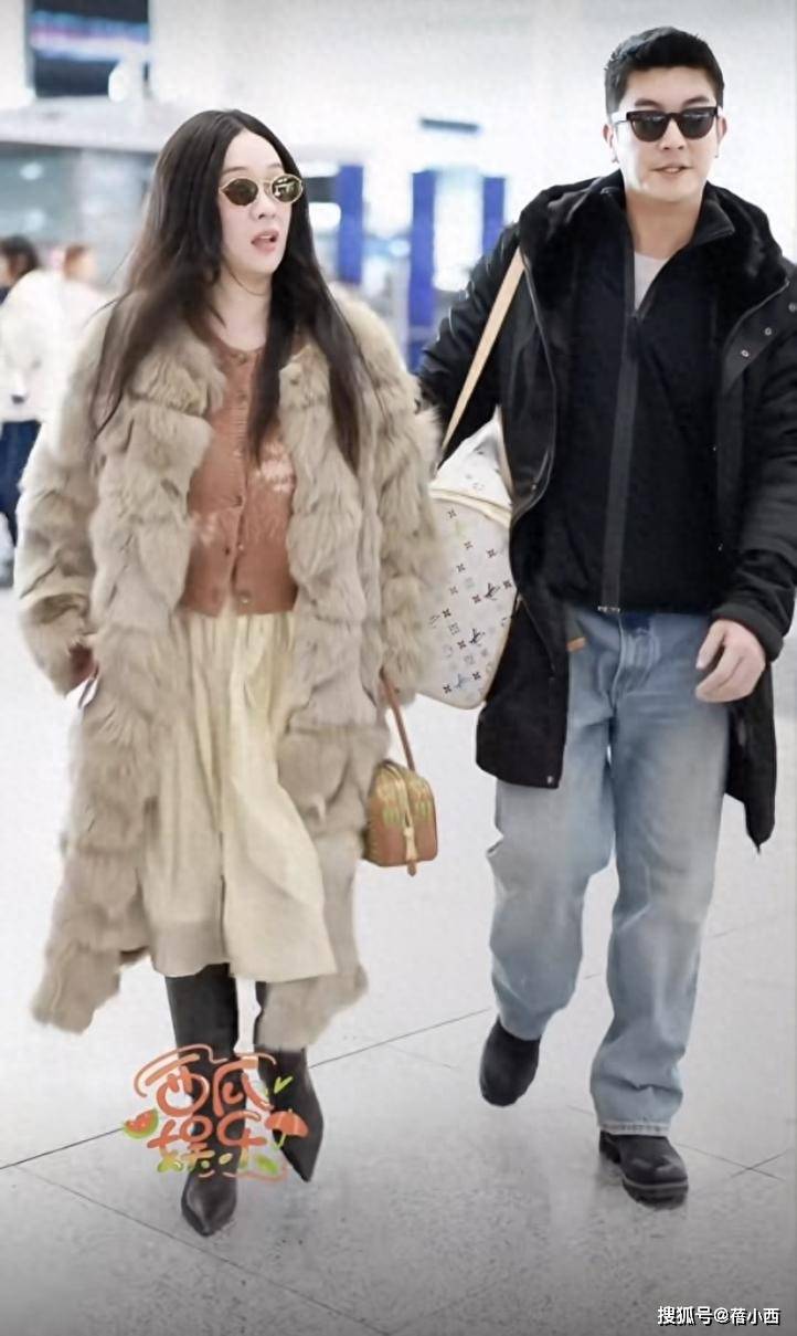 霍思燕夫妇出国旅行，穿40w皮草很富态似160斤，杜江拎狗包像助理