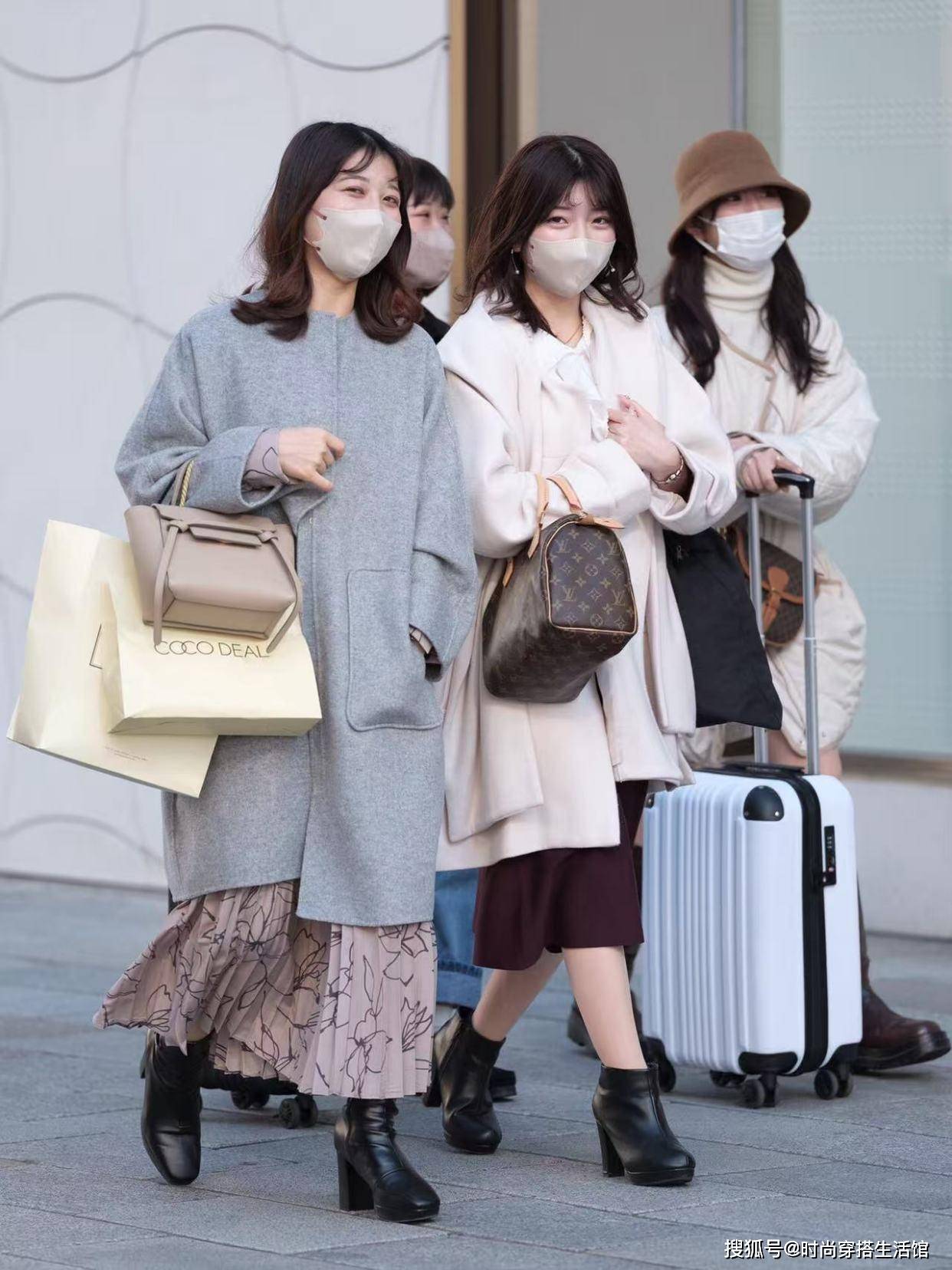 被日本街拍惊艳到了！大衣配长裙、鞋带跟，这样穿美得优雅又得体