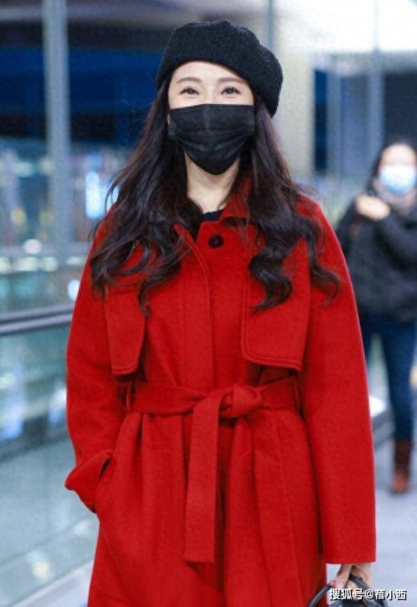 57岁“伊能静”越老越时髦！穿红大衣+长筒靴+贝雷帽，美出新高度