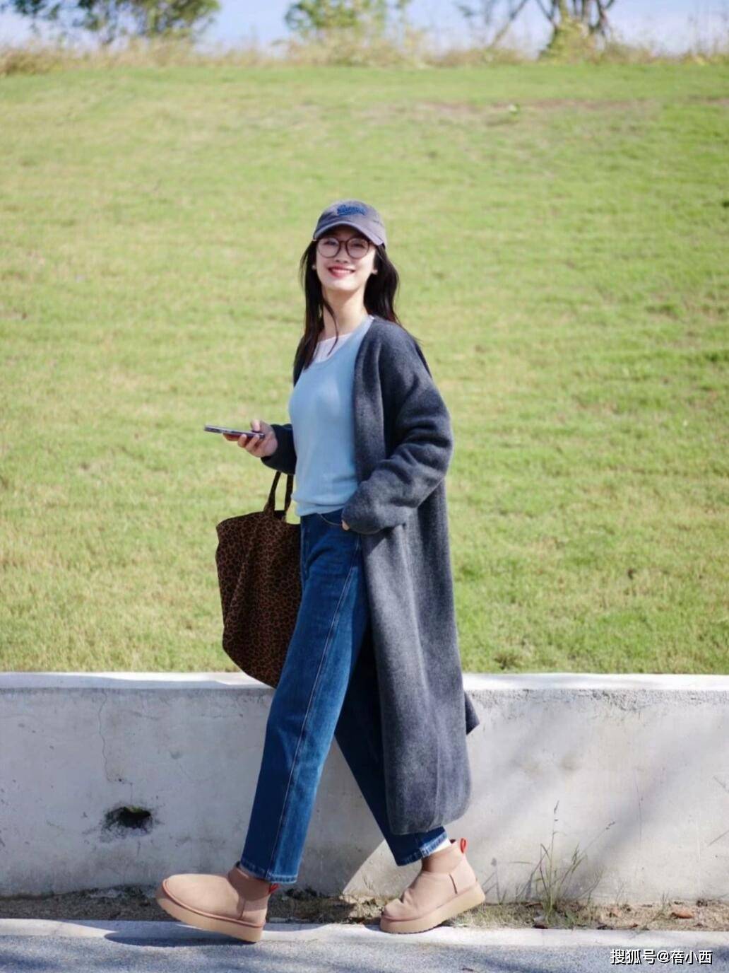 今年冬天突然流行起“大衣+奶茶鞋”，适合40+女生穿，显瘦又高级