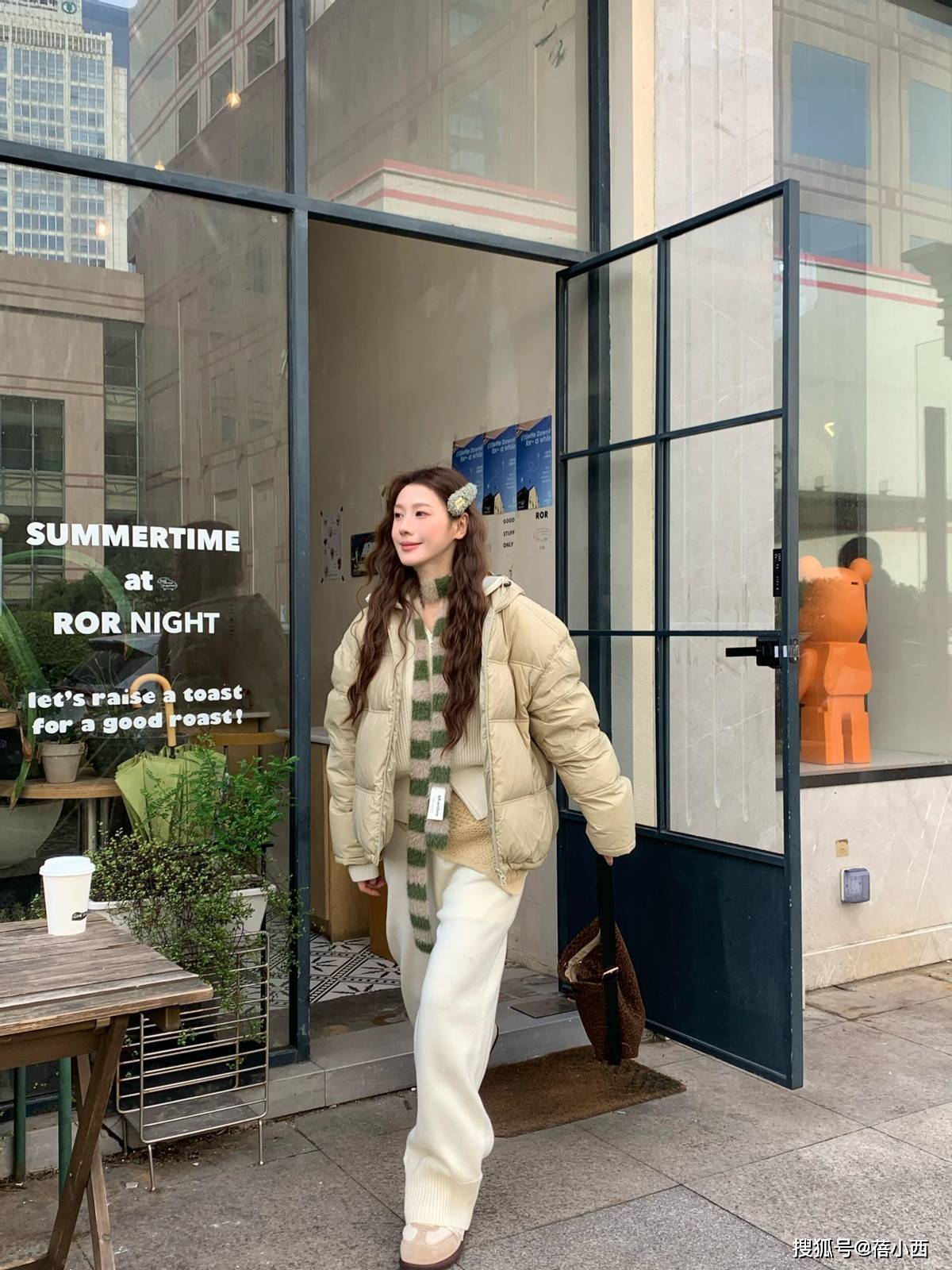 今年冬天突然流行起“羽绒服+小白裤”，适合40+女生，显瘦又高级