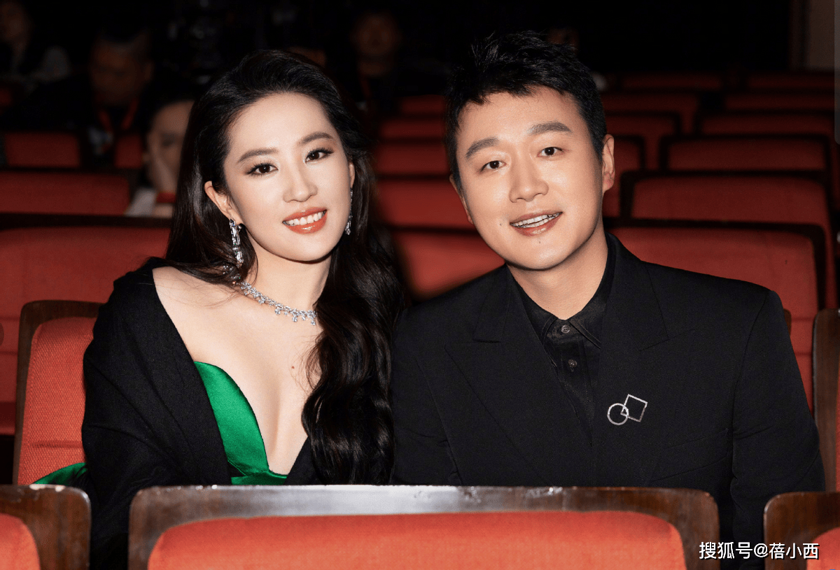 刘亦菲太丰满，真空穿抹胸裙都兜不住好身材，我感慨资本太会选人