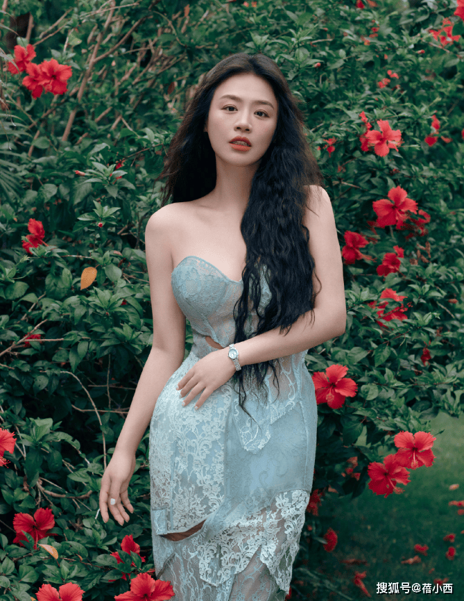 马思纯太丰满了，穿蕾丝抹胸裙都兜不住好身材，我感慨资本会选人