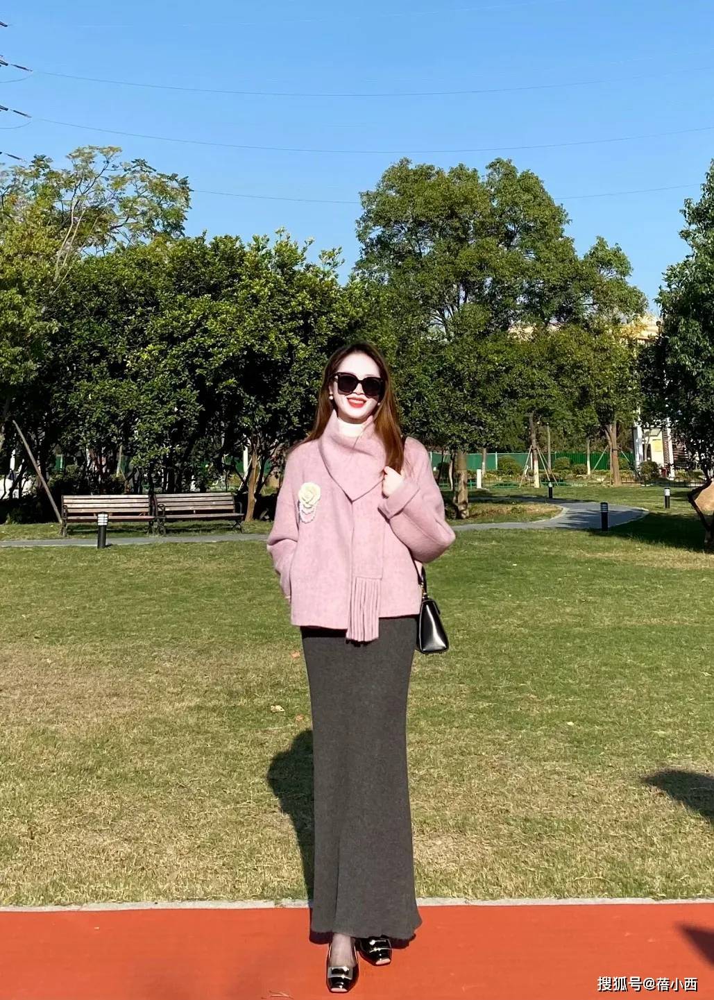 “粉紫色毛呢外套+针织半裙”，秋冬这么穿，保暖又减龄太美了！