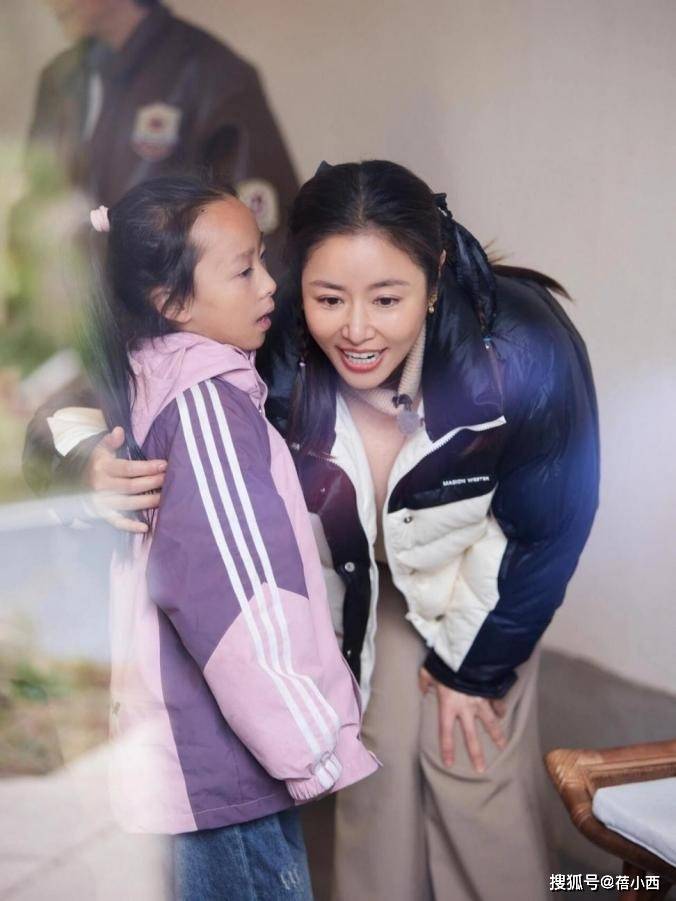 49岁林心如增肥后美得更高级，羽绒服+阔腿裤好减龄，差点认不出