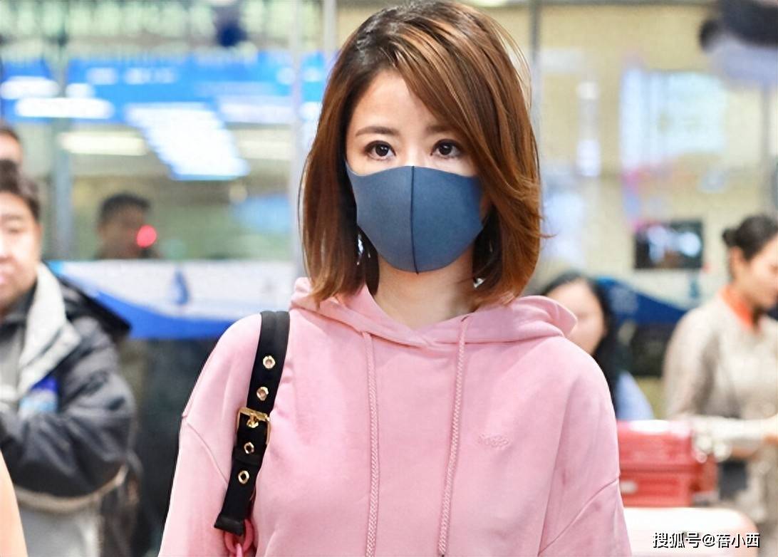 看了林心如的穿搭，我悟了：卫衣不配阔腿裤、短靴，才更洋气减龄