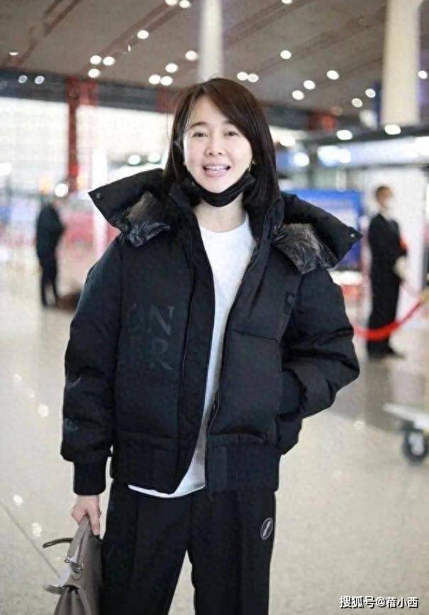 左小青又带火了一种简约秋冬新穿法：羽绒服+阔腿裤，高级又洋气