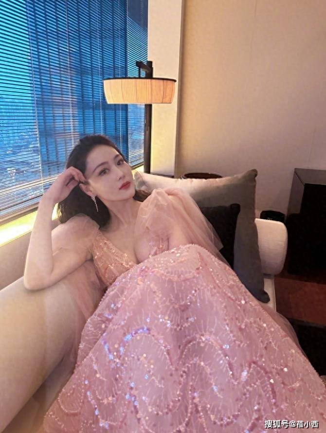 张馨予太丰满，穿深V裙都兜不住好身材，我感慨：资本果然会选人