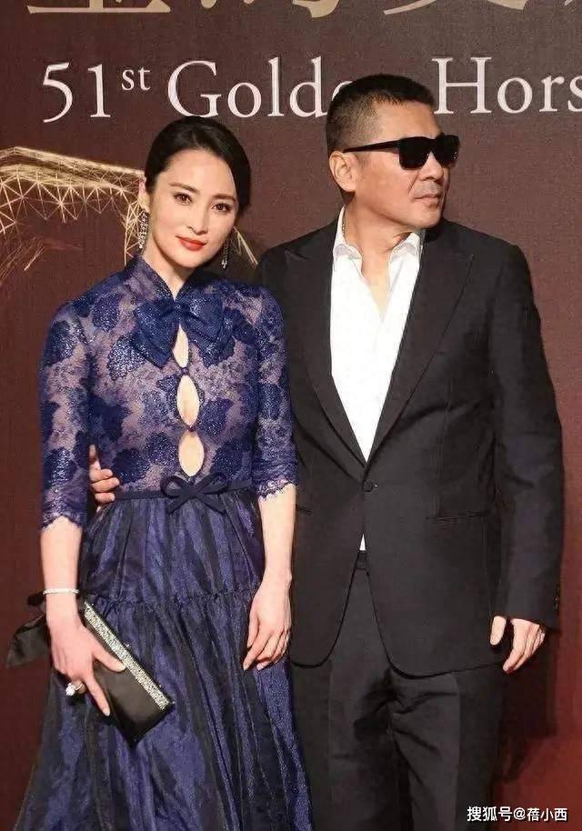 蒋勤勤在老公面前太敢穿，穿裙子开3个口差点“撑爆”，性感迷人