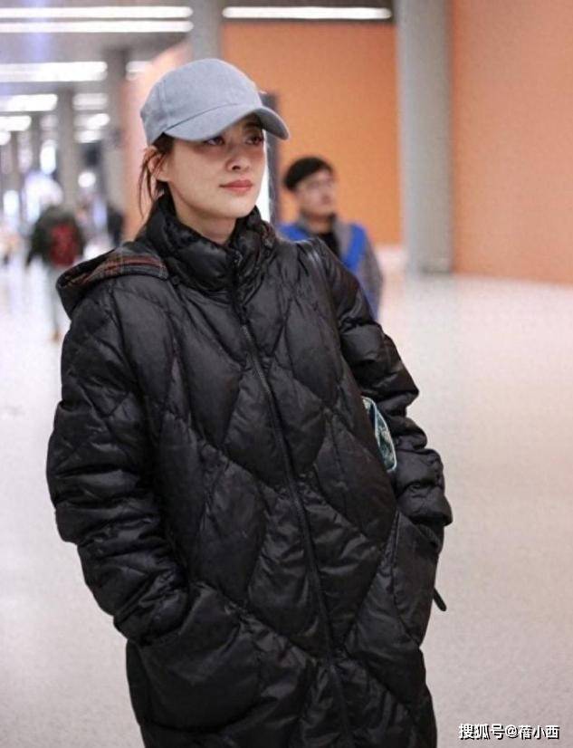 看了梅婷的穿搭，我悟了：羽绒服不配半身裙、高跟鞋，更高级惊艳