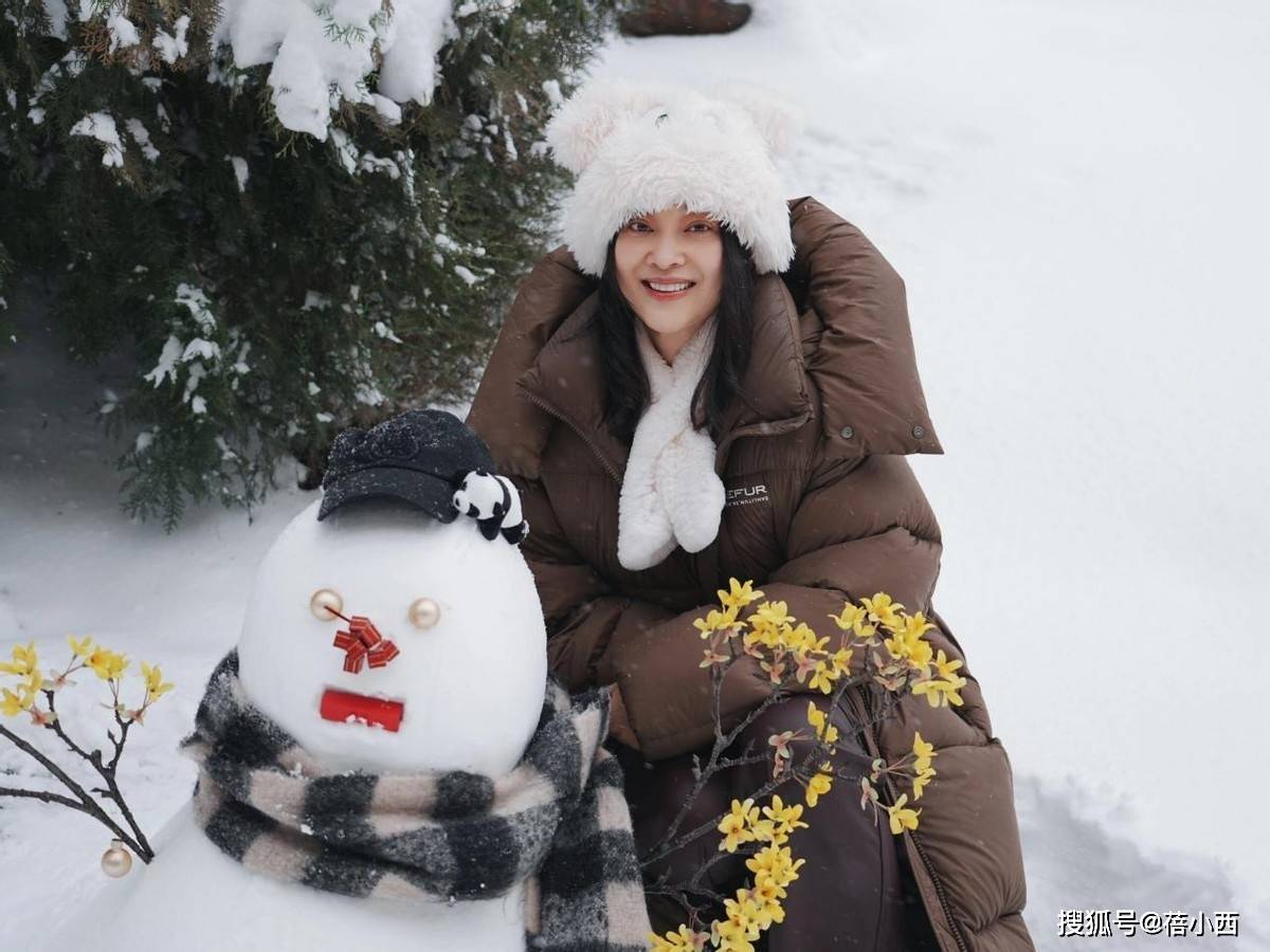 梅婷又带火了一种秋冬新穿法：长款羽绒服+围巾，显高又时髦洋气