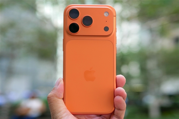 苹果杀疯了!iPhone 17系列暴降1000元后销量暴增:中国区激活量突破3000万台