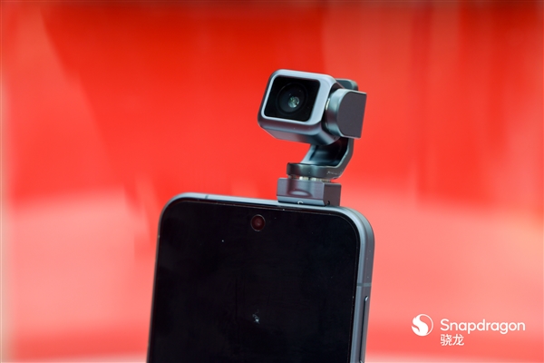 全球首款机器人手机 荣耀Robot Phone高清真机图出炉:颠覆传统形态
