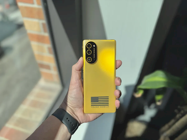 特朗普手机图赏：质感俗气 被吐槽像尿液黄