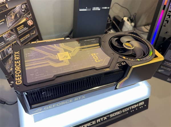 ROG夜神RTX 5090 20周年纪念卡发布：4槽巨兽解锁800W！