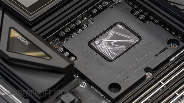 三个8-pin供电！技嘉首款Z990主板亮相：为Intel 52核桌面怪兽铺路