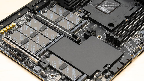 三个8-pin供电！技嘉首款Z990主板亮相：为Intel 52核桌面怪兽铺路