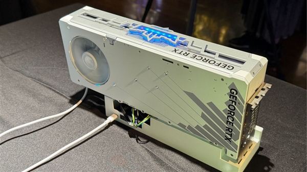奢侈品级硬件！影驰展示RTX 6090概念卡：镶嵌施华洛世奇水晶