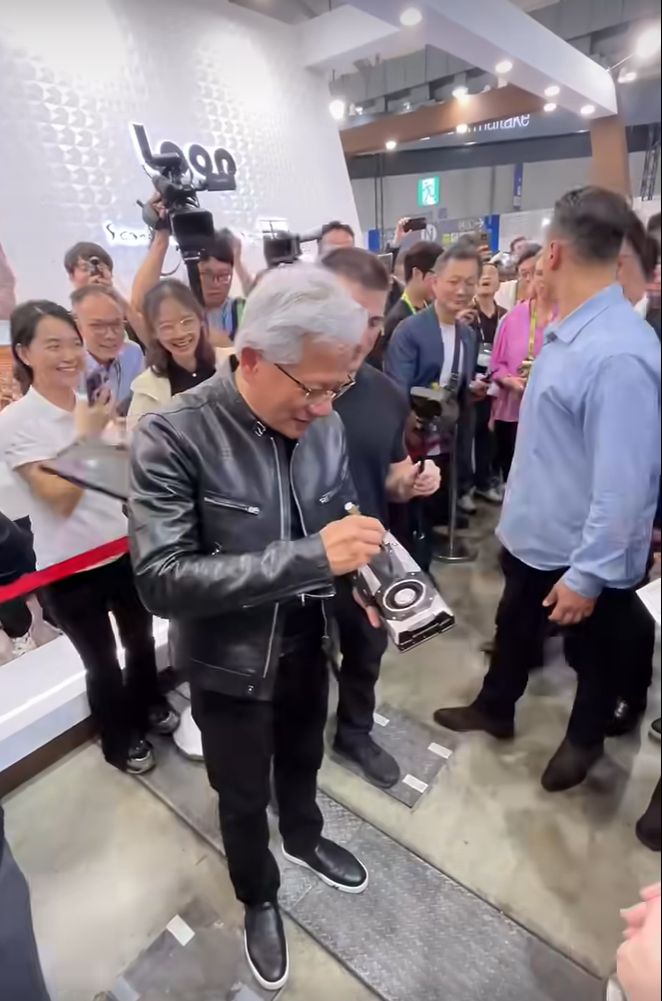 黄仁勋为英伟达 GTX 1080 显卡签名：称其是自己的最爱之一，改变了一切
