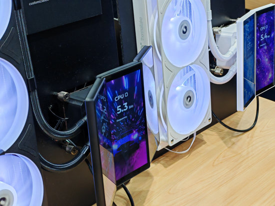 三折叠屏水冷来袭！Tt发布ST360 Trio：6英寸LCD显示 配全新联排风扇
