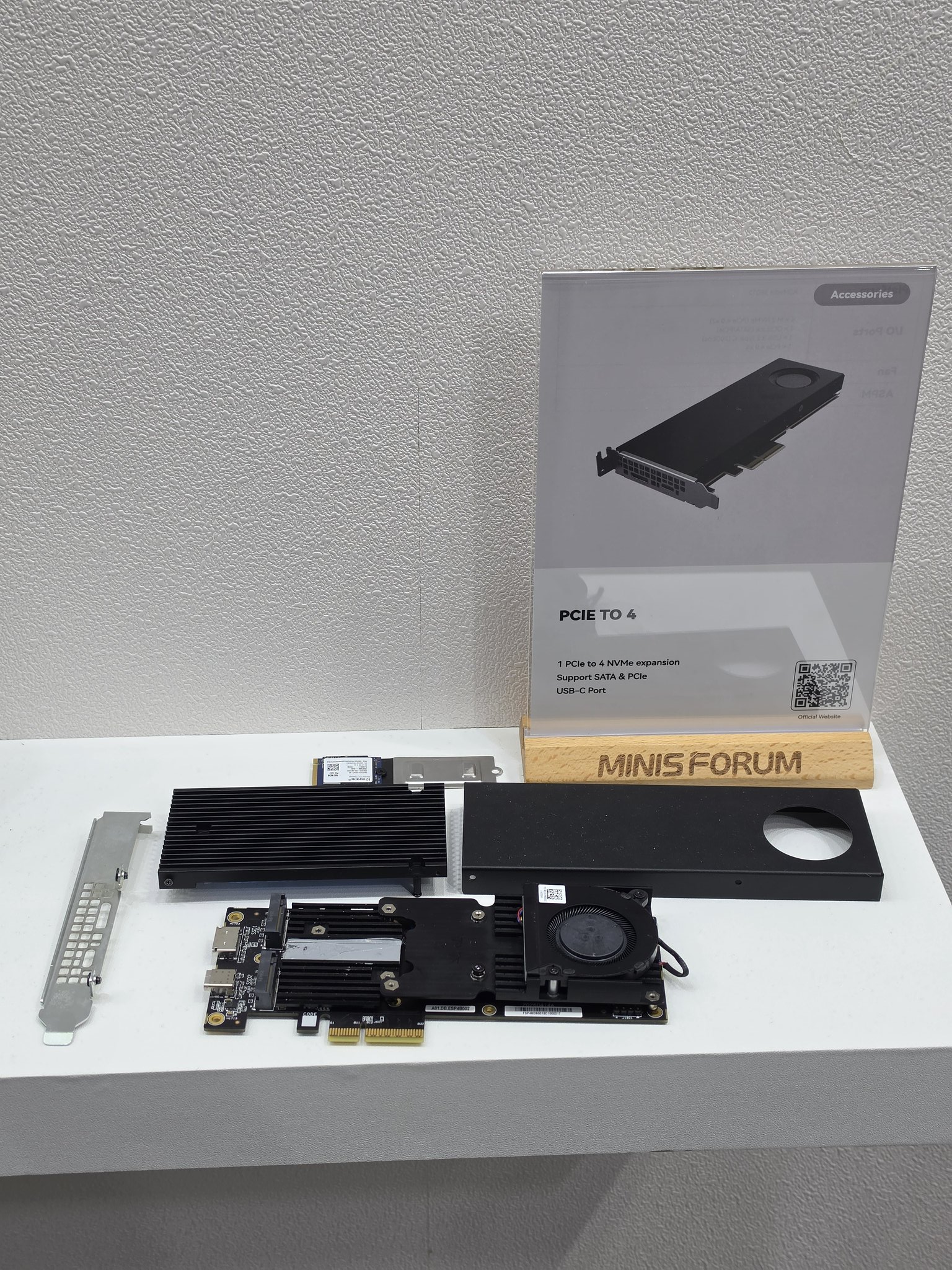 铭凡展示 PCIE TO 4 扩展卡：提供 4× M.2、OCuLink、USB 等 I/O