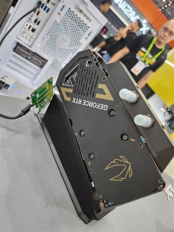 索泰展示两款RTX 5080液冷原型显卡:分体水冷头版与360mm AIO版亮相