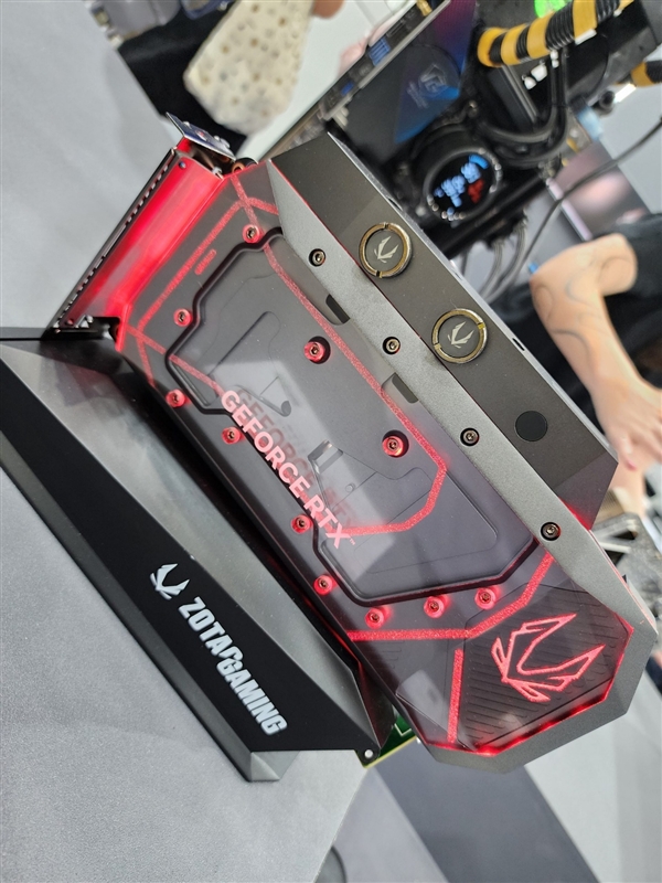 索泰展示两款RTX 5080液冷原型显卡:分体水冷头版与360mm AIO版亮相