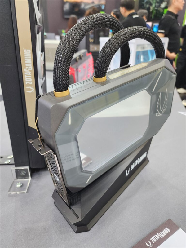 索泰展示两款RTX 5080液冷原型显卡:分体水冷头版与360mm AIO版亮相